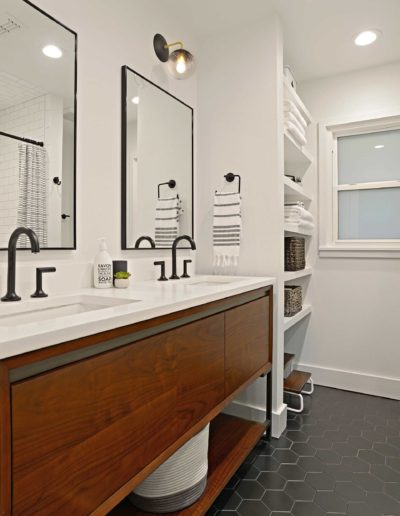 Black-and-White-Modern-Bathroom-with-Custom-Shelving-in-Midway-Highlands-Dallas